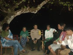 Kompak! Babinsa Koramil 1407-10/Ponre Dan Bhabinkamtibmas Pastikan Keamanan Desa Salebba Lewat Patroli Malam