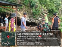 Bahu-Membahu Bersama Rakyat : Babinsa Koramil 1407-20/Bontocani Kawal Pengerjaan Paving Block Di Pattuku
