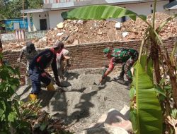 Ringankan Beban Warga, Babinsa Koramil 1407-03/Cenrana Kodim Bone Terjun Langsung Dalam Pembangunan Rumah