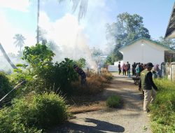 Pastikan Lingkungan Rapi, Personel Koramil 03/Cenrana Bersama Warga Fokus Bersihkan Badan Jalan