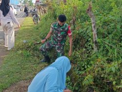 Sehatkan Lingkungan, Babinsa Koramil 07/Tanete Riattang Kodim 1407/Bone Turun Tangan Bersihkan Drainase