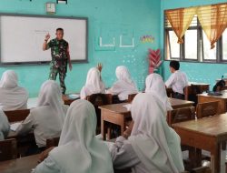 Tanamkan Nasionalisme, Babinsa Koramil 21/Palakka Kodim Bone Sambangi Siswa SMAN 30 Di Mattanetebua