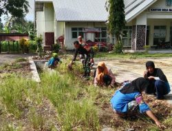 Kompak! Babinsa Koramil 10/Ponre Kodim 1407/Bone Dan Perangkat Desa Mappesangka Kerja Bakti Bersama