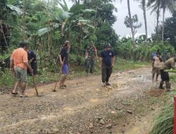 Karya Bakti Koramil 1407-12/Cina Kodim Bone : Kolaborasi TNI-Rakyat Bersihkan Akses Jalan Lompu