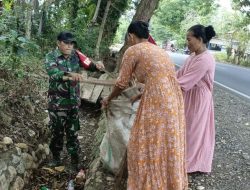 Wujud Nyata Kamanunggalan, Babinsa Tanete Riattang Kodim Bone Gerakkan Aksi Bersih Selokan Di Kelurahan Polewali
