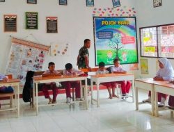 Babinsa Koramil 1407-17/Salomekko Kodim Bone Bekali Siswa SDN 255 Materi Disiplin Dan Tanggung Jawab