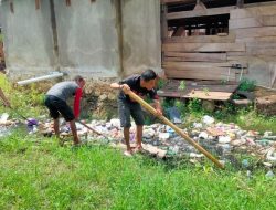 Cegah Banjir Sejak Dini, Babinsa Koramil 1407-01/Ajangale Kodim Bone Ajak Warga Pompanua Bersihkan Parit dari Sampah