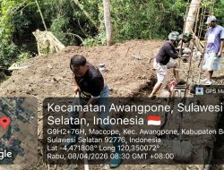 Personel Koramil 1407-06/Awangpone Laksanakan Gotong Royong Pembuatan Cor Tiang Jembatan Garuda