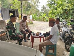 Duduk Bareng Warga Di Lonrong, Babinsa Koramil 1407-10/Ponre Kodim Bone Jalin Kedekatan Tanpa Sekat