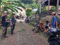 Sampaikan Pesan Kamtibmas, Babinsa Koramil 1407-08/Lamuru Kodim Bone Komsos Dengan Warga Dusun Langkana