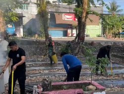 Turun Tangan Langsung : Babinsa Koramil 1407-05/Ulaweng Kodim Bone Bantu Bersihkan Kantor Damkar Ulaweng