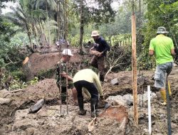 Akselerasi Pembangunan : Personel Koramil 06/Awangpone Kodim 1407/Bone Kebut Jembatan Garuda Tahap III