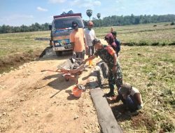 Tingkatkan Akses Pertanian, Babinsa Koramil 12/Cina Kodim Bone Pimpin Gotong Royong Perbaikan Jalan