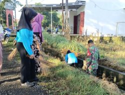 Antisipasi Banjir, Babinsa Tanete Riattang Kodim Bone Dan Warga Gotong Royong Bersihkan Saluran Air Di Polewali
