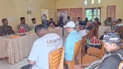 Pastikan Program Desa Berjalan Aman, Babinsa Koramil 1407-15/Mare Kodim Bone Hadiri Rapat Desa