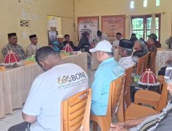 Pastikan Program Desa Berjalan Aman, Babinsa Koramil 1407-15/Mare Kodim Bone Hadiri Rapat Desa