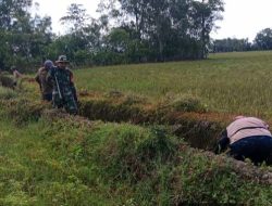 Kunci Sukses Panen, Babinsa Koramil 12/Cina Kodim 1407/Bone Normalisasi Saluran Air Bersama Petani