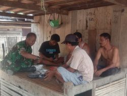 Babinsa Koramil 01/Ajangale Kodim 1407/Bone Duduk Bareng Warga, Pererat Silaturahmi Di Desa Lebbae