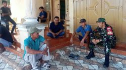 Selalu Ada Untuk Rakyat, Aksi Komsos Babinsa Koramil 13/Sibulue Kodim 1407/Bone Di Akhir Pekan