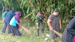 Langkah Preventif Babinsa Palakka Kodim 1407/Bone : Bersihkan Saluran Air Dan Bahu Jalan Antisipasi Hujan