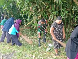 Langkah Preventif Babinsa Palakka Kodim 1407/Bone : Bersihkan Saluran Air Dan Bahu Jalan Antisipasi Hujan