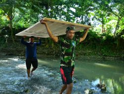 Tembus Medan Sulit, Babinsa Kodim 1407/Bone Kawal Ketat Pendropan Material Jembatan Garuda