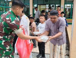 Magnet Kebaikan Di Pelataran Masjid : Aksi Kompak Prajurit Kodim 1407/Bone Berbagi Nasi Kotak
