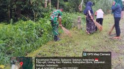 Tingkatkan Kebersihan Lingkungan, Anggota Koramil 21/Palakka Laksanakan Kerja Bakti Bersama Masyarakat