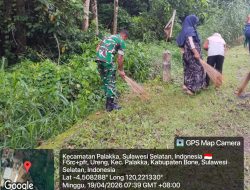 Tingkatkan Kebersihan Lingkungan, Anggota Koramil 21/Palakka Laksanakan Kerja Bakti Bersama Masyarakat
