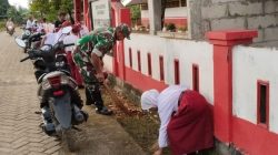 Tanamkan Budaya Bersih, Babinsa Koramil 1407-03/Cenrana Kodim Bone Ajak Siswa SD Inpres 12/79 Nagauleng Karya Bakti