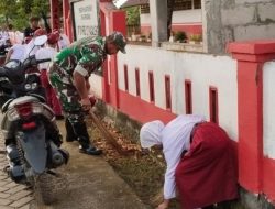 Tanamkan Budaya Bersih, Babinsa Koramil 1407-03/Cenrana Kodim Bone Ajak Siswa SD Inpres 12/79 Nagauleng Karya Bakti
