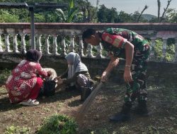 Wujudkan Lingkungan Asri, Babinsa Kodim Bone Koramil 1407-08/Lamuru Bahu Membahu Bersihkan Halaman Kantor Desa