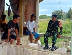 Ujung Tombak Teritorial : Babinsa Koramil 1407-10/Ponre Pastikan Keamanan Desa Melalui Komsos