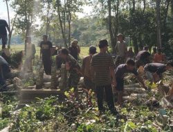 Aksi Cepat Tanggap! Babinsa Koramil 1407-11/Barebbo Bersihkan Makam Desa Cinnong Pasca Tertimpa Pohon Tumbang