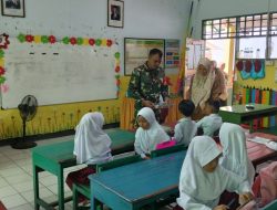 Dukung Gizi Pelajar, Babinsa Koramil 1407-07/Tanete Riattang Kawal Pembagian Makan Gratis Di SDN 2 Mannurunge
