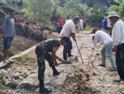 TNI Dan Rakyat Bersatu, Babinsa Lapri Kodim 1407/Bone Pelopori Gotong Royong Perbaikan Jalan Di Mattaropuli
