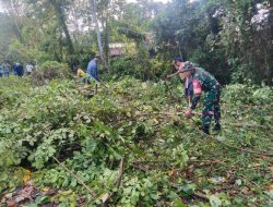 Wujudkan Lingkungan Bersih, Aksi Nyata Babinsa Koramil 12/Cina Kodim Bone Pelopori Gotong Royong Desa