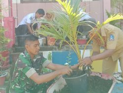 Percantik Wajah Sekolah, Babinsa Salomekko Dan Guru SD Inpres Ulubalang Sulap Lahan Jadi Taman Bunga