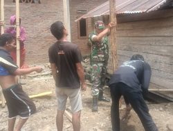 Wujud Kemanunggalan, Babinsa Koramil 1407-18/Kajuara Bantu Rehab Rumah Warga Di Desa Mallahae