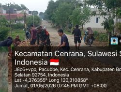 Sinergi Tanpa Batas, Babinsa Koramil 1407-03/Cenrana Dan Warga Cenrana Gotong Royong Timbun Jalan Rusak