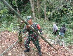 Lestarikan Budaya Gotong Royong, Babinsa Koramil 20/Bontocani Kodim 1407/Bone Bantu Persiapan Pesta Warga