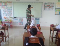 Babinsa Koramil 1407-18/Kajuara Tanamkan Nilai Kebangsaan Sejak Dini Kepada Murid SD 12/79 Polewali