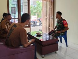 Perkuat Sinergi di Wilayah Binaan, Babinsa Koramil Kajuara Kodim 1407/Bone Aktif Jalin Komsos Bersama Kepala Dusun