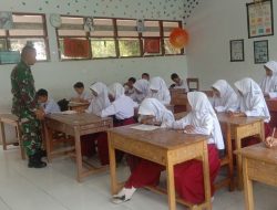 Tanamkan Semangat Belajar, Babinsa Koramil Lapri Kodim 1407/Bone Beri Motivasi Kepada Siswa SD di Desa Tungke