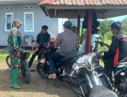 Bangun Kebersamaan Dan Kedekatan Dengan Warga, Babinsa Koramil 10/Ponre Kodim Bone Laksanakan Komsos Di Wilayah Binaan
