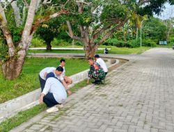 Jaga Kebersihan Lingkungan Sekolah, Babinsa Koramil Tanete Riattang Kodim 1407/Bone Bersama Guru Laksanakan Karya Bakti