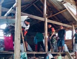 Tumbuhkan Semangat Gotong Royong, Babinsa Koramil Ulaweng Bersama Warga Bantu Bongkar Rumah Kayu Di Mulamenre