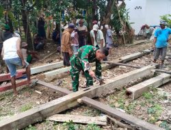 Kerja Bersama Tanpa Sekat, Babinsa Koramil Palakka Kodim 1407/Bone Ikut Tegakkan Tiang Rumah Warga