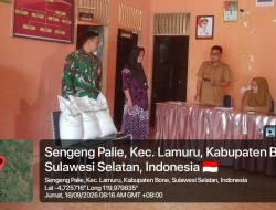 Pastikan Penyaluran Bantuan Tepat Sasaran, Babinsa Lamuru Kodim 1407/Bone Dampingi Pembagian Beras Kepada Masyarakat