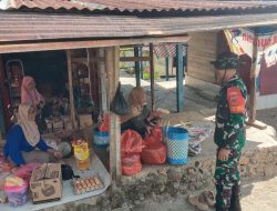 Bangun Komunikasi Dan Kebersamaan, Babinsa Koramil 1407-20/Bontocani Kodim Bone Sambangi Pedagang Pasar Tradisional Kahu